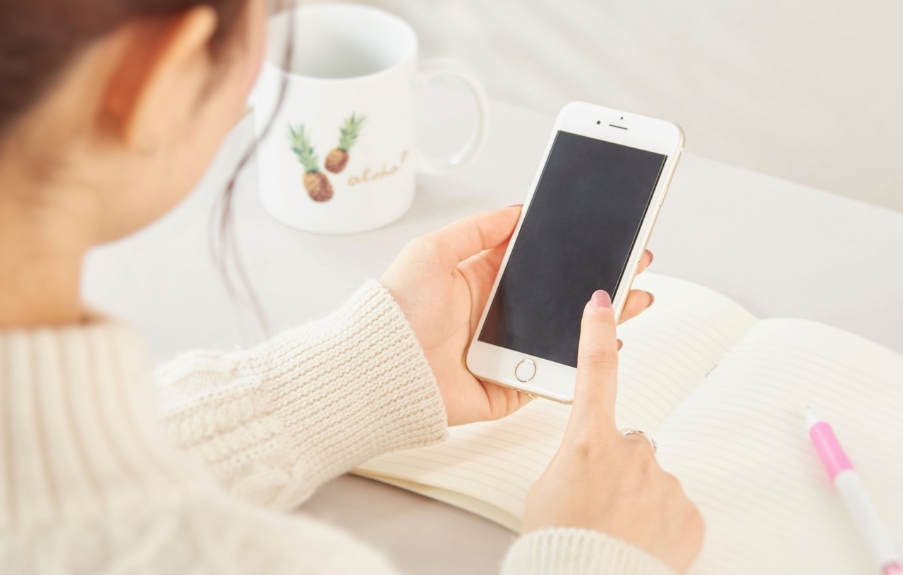 スマホ予約する女性